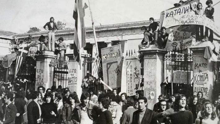 …”Τη λευτεριά δεν τη ζητούν με παρακάλια, με τα δικά τους χέρια την παίρνουν μοναχοί”…